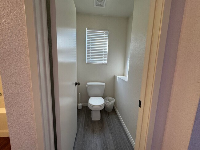 Building Photo - Townhome for Rent
