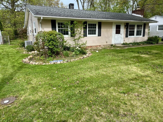 Building Photo - 1201 Hollyview Dr