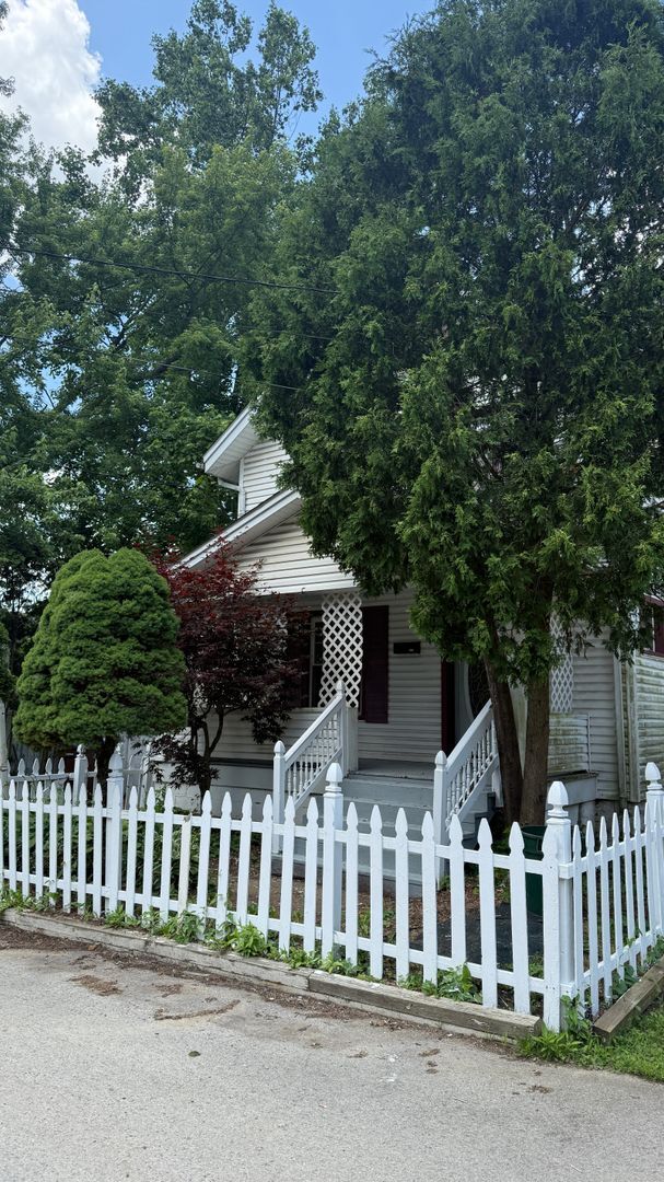 Building Photo - Large 2 bedroom home available now!