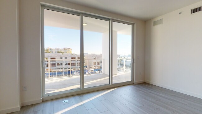 Building Photo - 920 N Osceola Ave