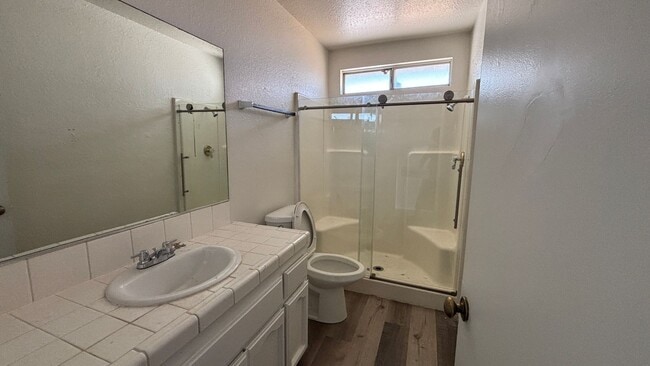 Building Photo - Quaint Three Bedroom, Two Bathroom Home!