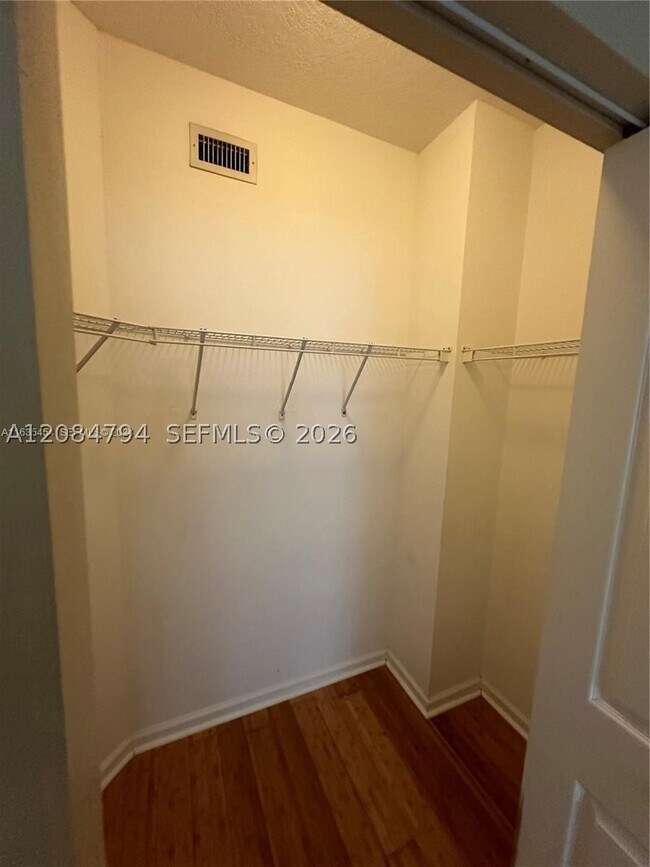 Building Photo - 2212 Myrtlewood Cir E