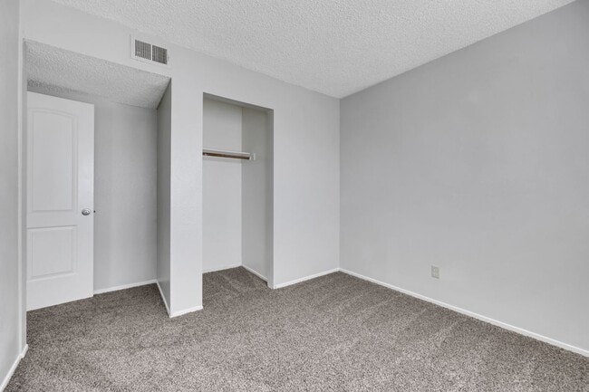 Building Photo - 1520 Hialeah Dr
