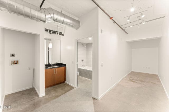 Building Photo - 530 S Hewitt St