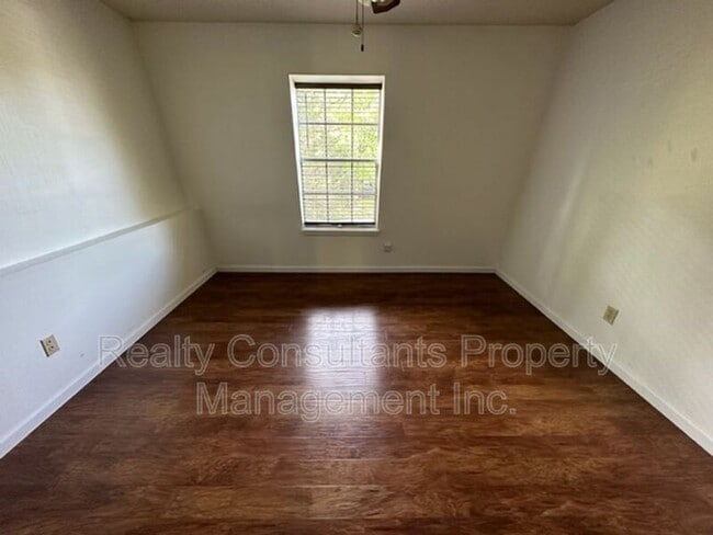 Building Photo - 3830 Country Club Rd