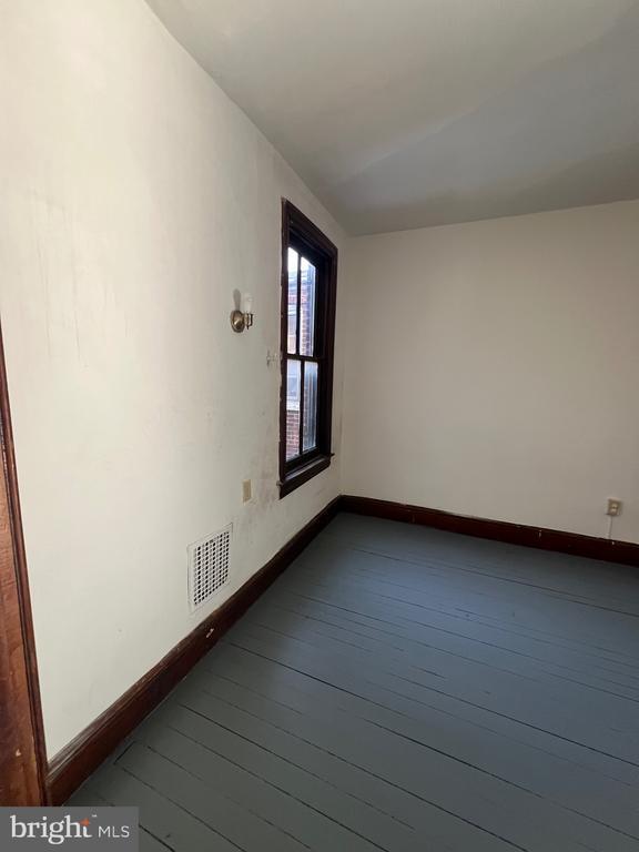 Building Photo - 347 E King St