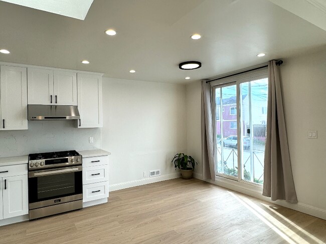 Building Photo - 2626 Moraga St