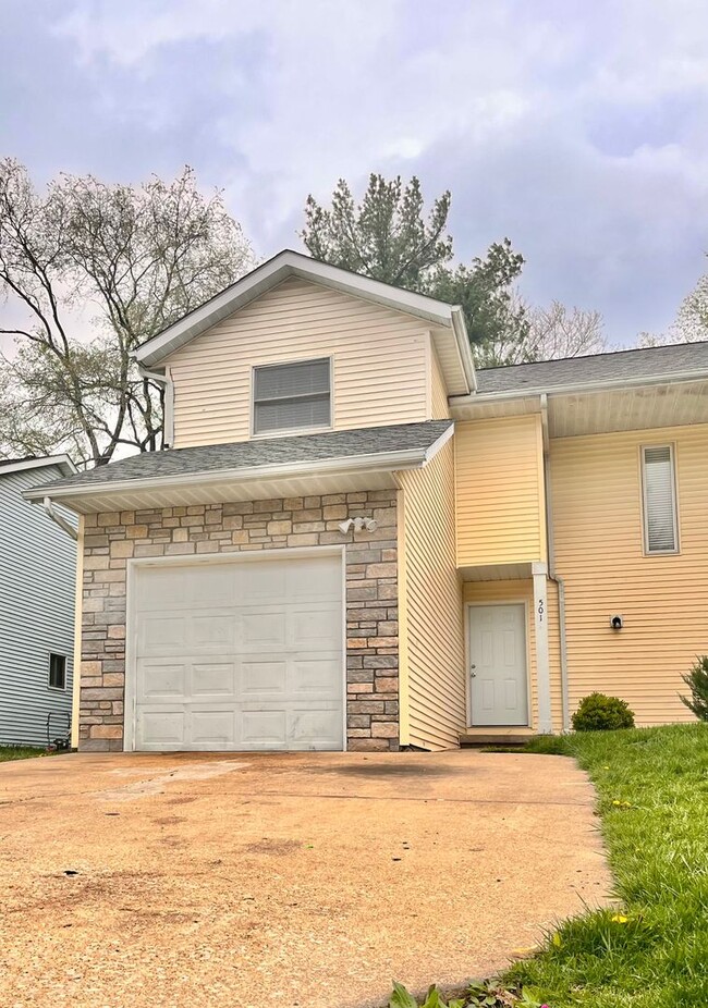 Primary Photo - 501-503 S Village Court
