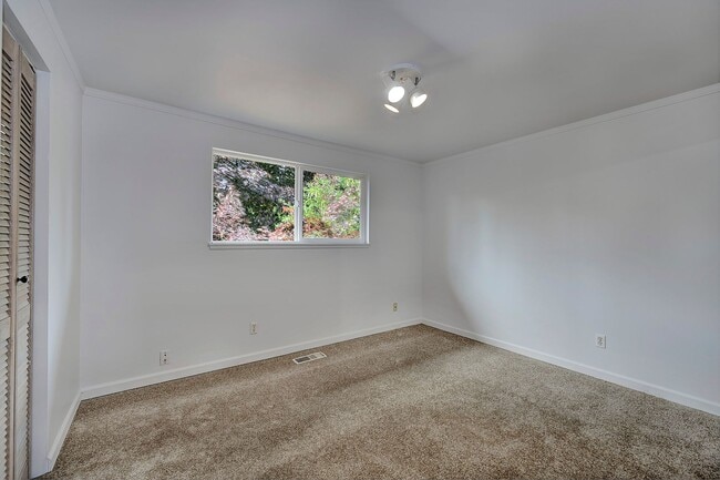 Building Photo - Lynnwood Split Level