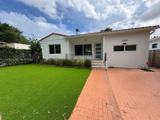 Building Photo - 2520 SW 22nd Terrace