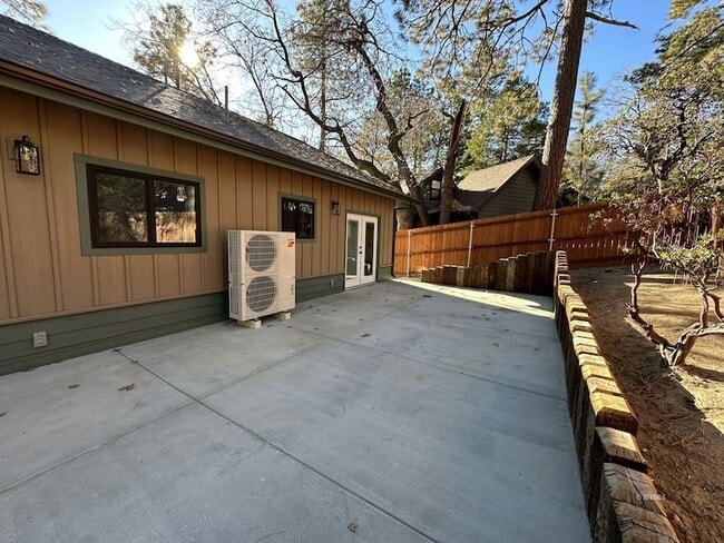 Building Photo - 52810 Sugar Pine Dr