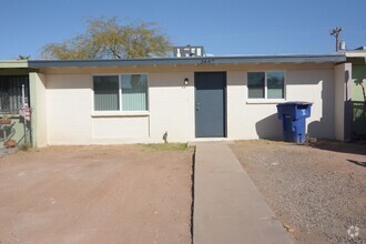 Building Photo - Remodeled 2 Bedroom 1 Bath Townhouse! Grea...