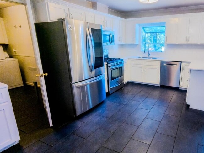 Building Photo - 122 Maxwell Dr