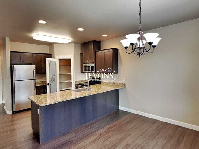 Building Photo - $500 off your first month’s rent!