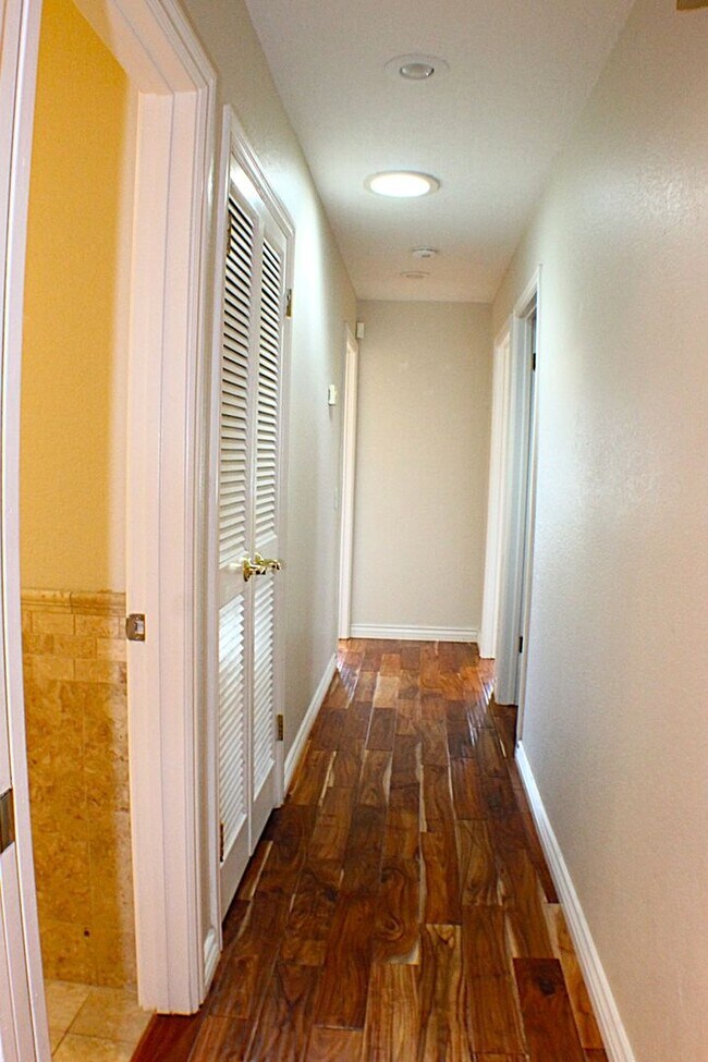 Building Photo - Stunning 3 bed, 2 bath Townhome for Rent.