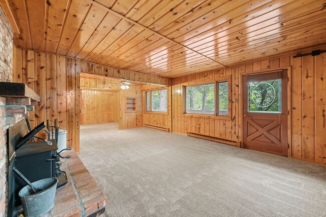 Building Photo - Mountain Life & Views- 4 bed 2 bath