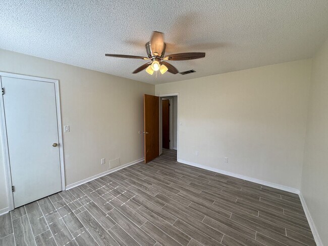 Building Photo - 1035 Peakview Dr