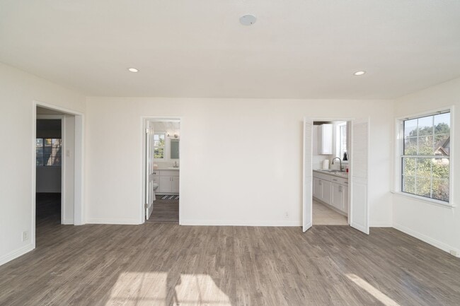 Building Photo - COZY 2 BED 1 BATH UPSTAIRS UNIT