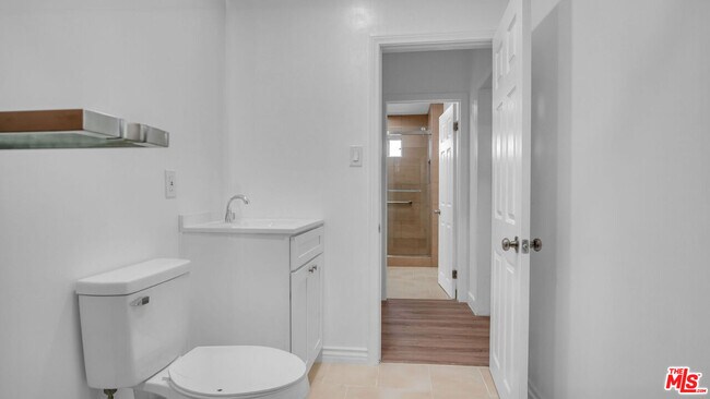 Building Photo - 472 N Ezra St