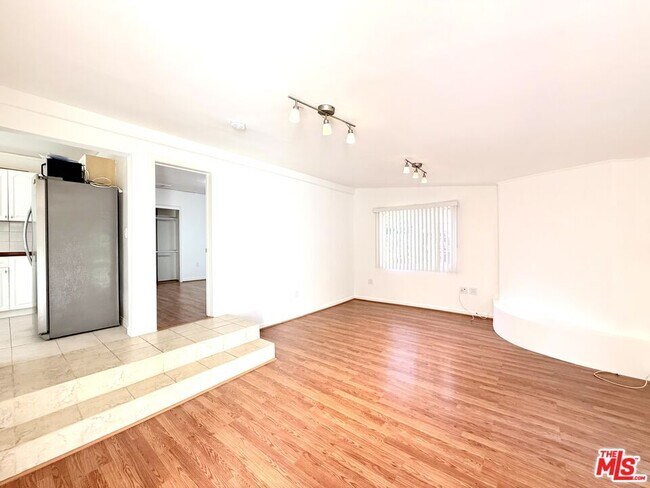 Building Photo - 364 N San Vicente Blvd
