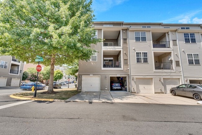 Building Photo - Spacious End Unit with Garage in Gated Com...
