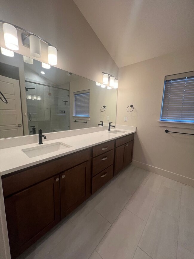 Building Photo - Amazing Newer 3 Bed 2.5 Bath Unit