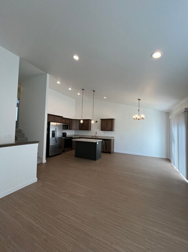 Building Photo - 3 Bed 3 Bath TownHome
