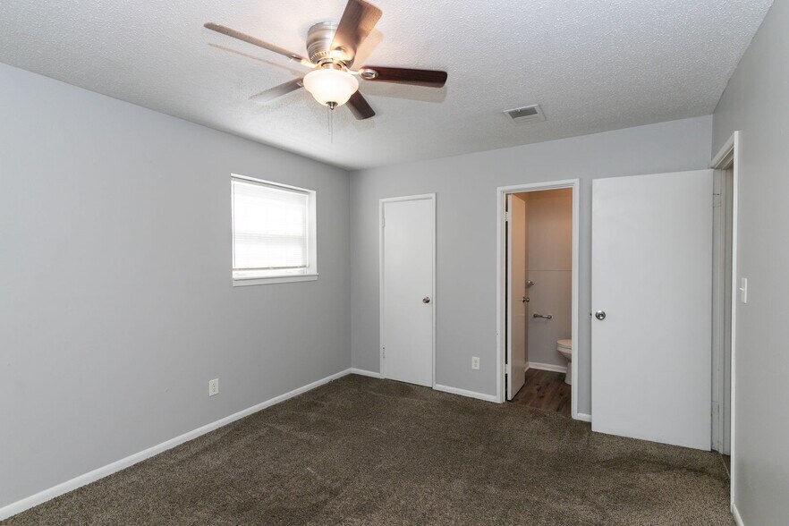 Building Photo - 5135 NE Chouteau Trafficway