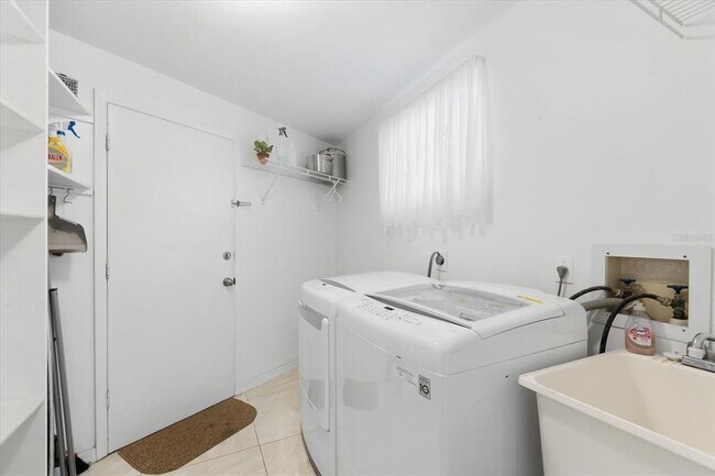 Building Photo - 2304 Lark Ln