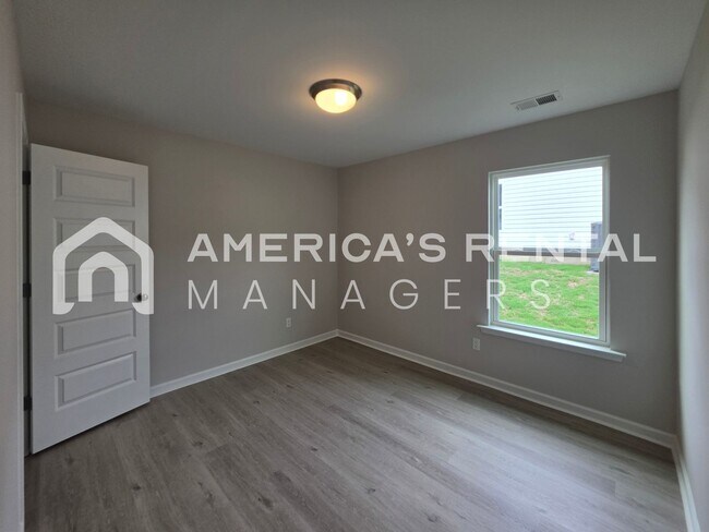 Building Photo - Modern Living in Brookwood Station!