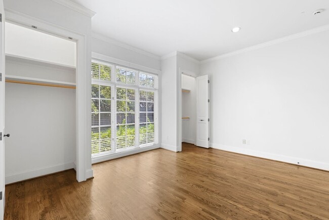 Building Photo - Elegant Living Minutes from the Medical Ce...