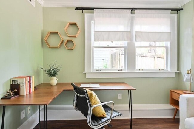 Building Photo - 2076 Ridgedale Rd NE