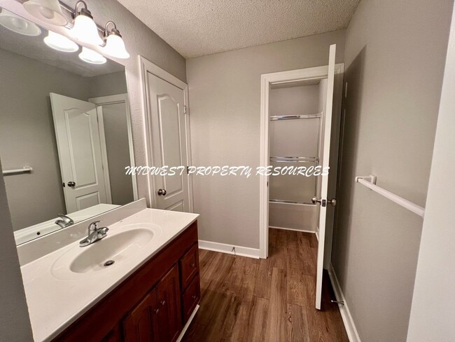 Building Photo - Stunning 3 Bedroom townhome w/ outdoor Maintenance provided