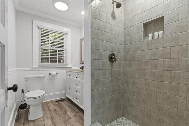 Building Photo - 822 Parkwood Ave