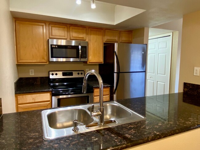 Building Photo - Phoenix 2 Bed 2 Bath Condo Near Airport an...