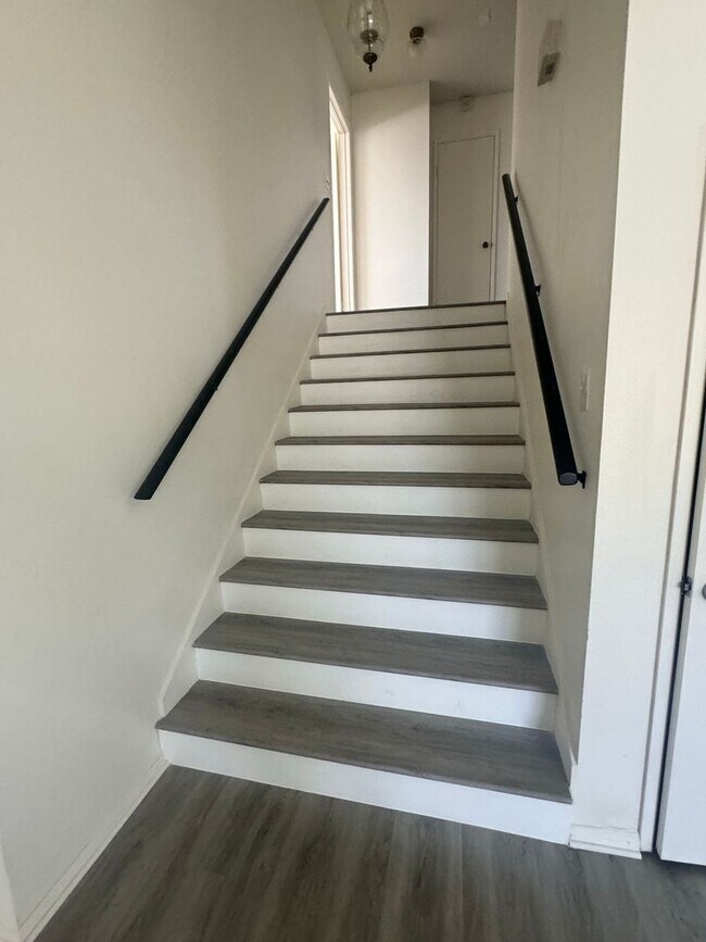 Building Photo - PERFECT 3 bedroom 2.5 bath Pool Home!