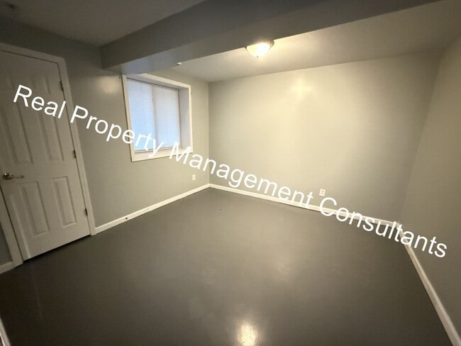 Building Photo - Spacious 5-Bedroom Townhome