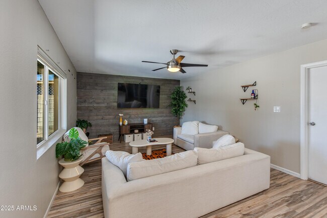 Building Photo - 3009 E Dahlia Dr