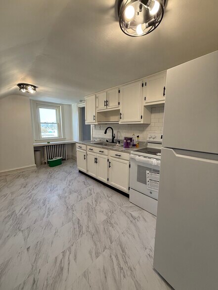 Building Photo - 700 Hedgerow Dr