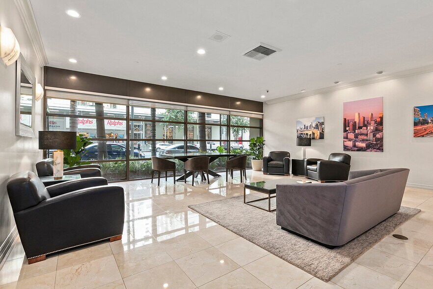 Lobby - 600 W 9th St