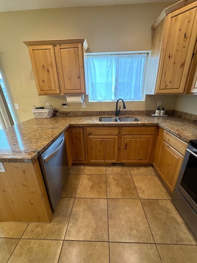 Building Photo - Beautiful 6 bedroom Single Family Home