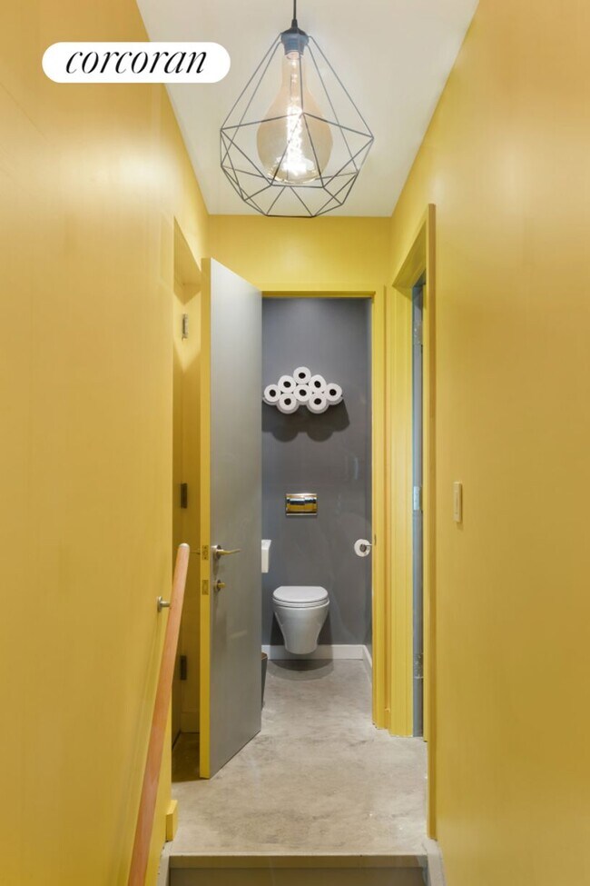 Building Photo - 21 Bleecker St