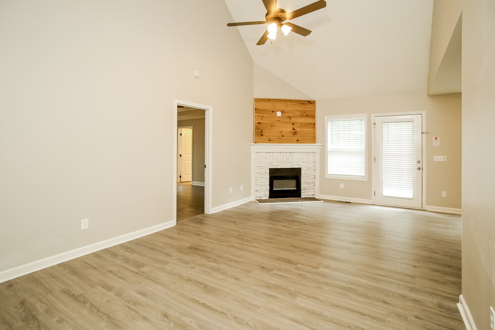 Building Photo - 305 Talon Dr SE