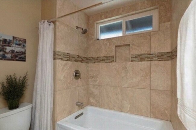 Building Photo - Pristine and Spacious 2-Bedroom in Escondido!