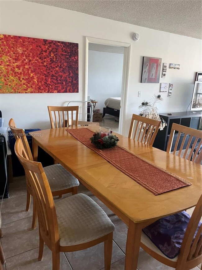 Building Photo - 200 Lakeview Dr