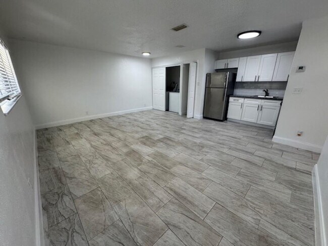 Building Photo - 481 Banks Rd