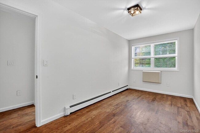 Building Photo - 596 E 164th St