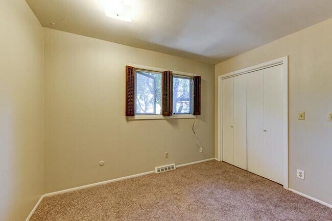 Building Photo - 4125 Apache Rd