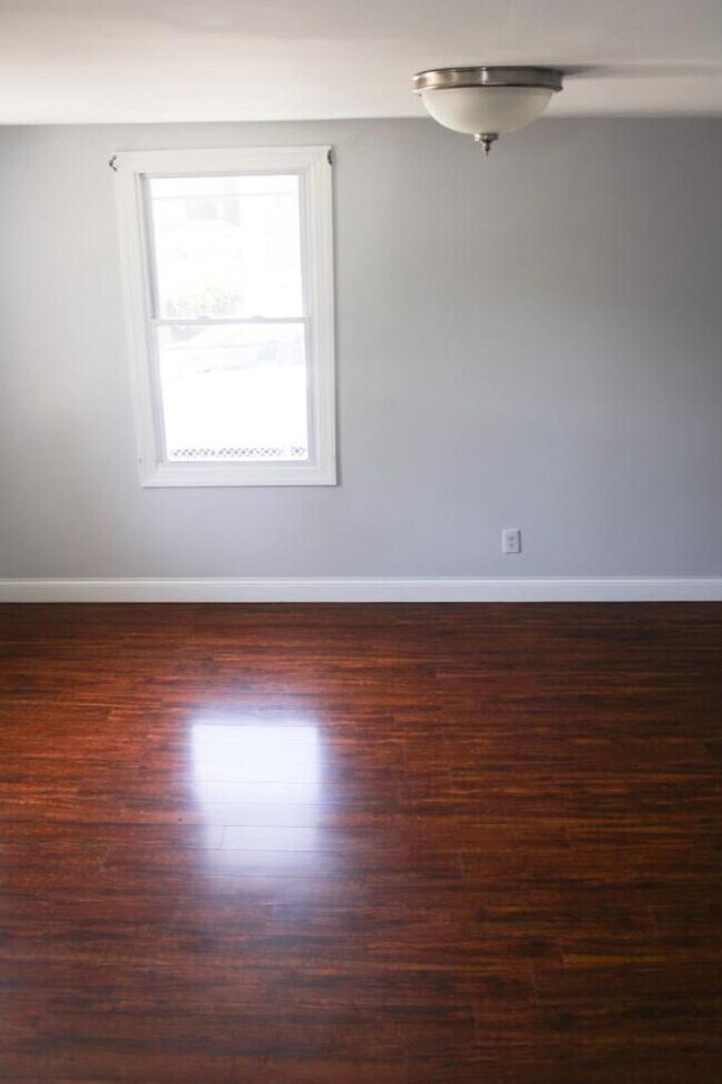 Building Photo - Stunning 3-Bedroom Home with Modern Amenit...