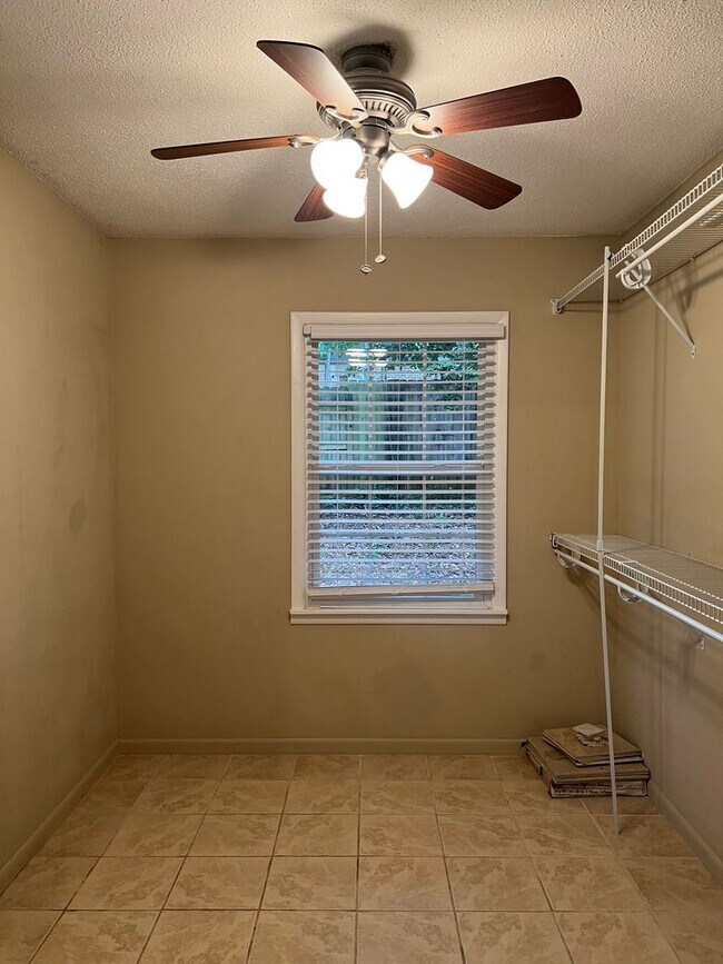 Building Photo - 3 br, 2 bath House - 201 Colonial Dr